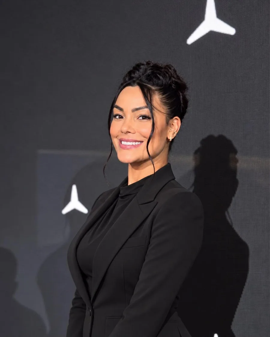 Nadyne Lima sorrindo em evento da Binghatti em Dubai