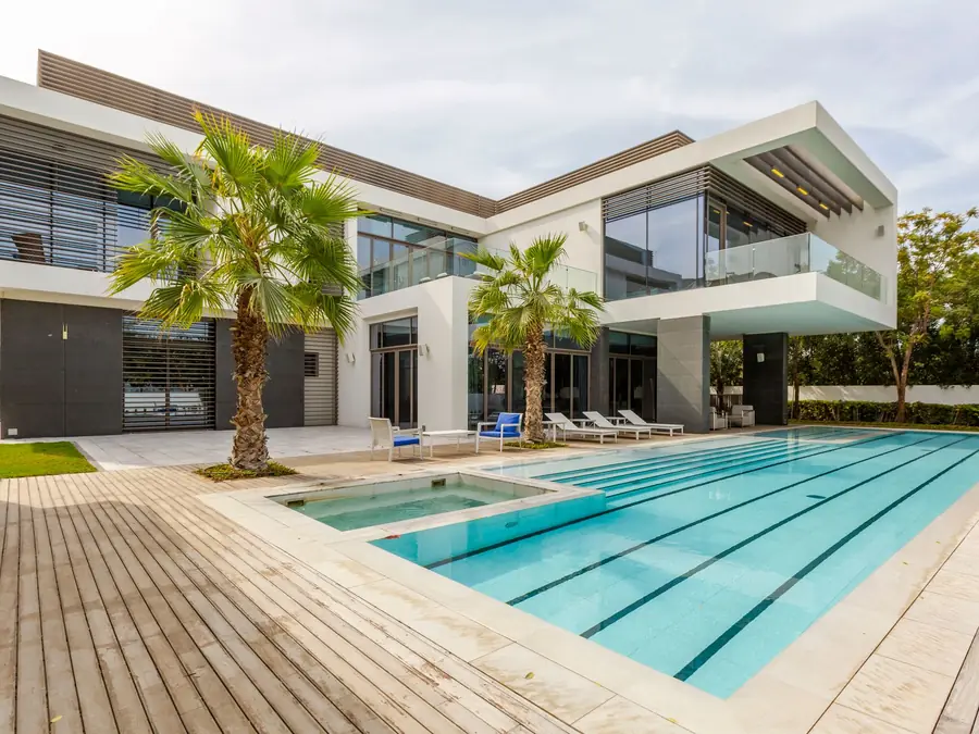 Vila contemporânea com piscina, jardim e palmeiras